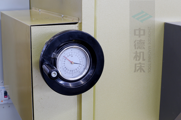 ZDG-640刀片空隙调理装配,设置在机架后面,并有刻度显现,调理便利.jpg ZDG-640刀片空隙调理装配,设置在机架后面,并有刻度显现,调理便利.jpg