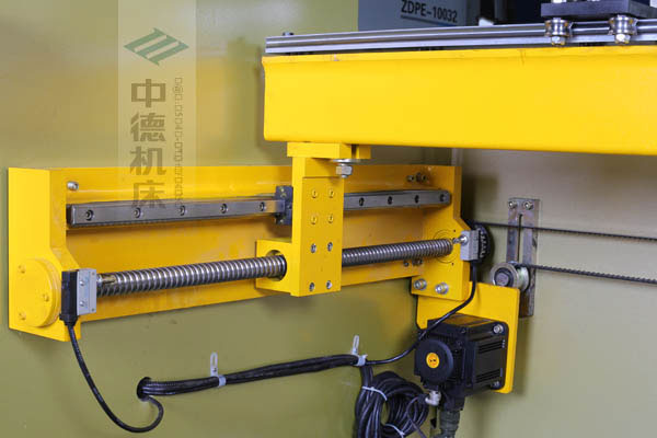 ZDPK-10032X轴配有滚珠丝杆及直线导轨,大功率伺服机电,钢丝同步带,能较着晋升X轴定位精度及速率 ZDPK-10032X轴配有滚珠丝杆及直线导轨,大功率伺服机电,钢丝同步带,能较着晋升X轴定位精度及速率